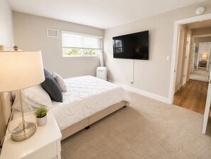 2 habitaciones, escritorio, tabla de planchar con plancha y wifi gratis 