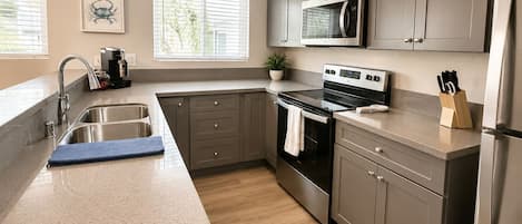 Refrigerador, microondas, horno y parrilla de estufa