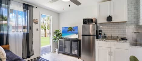 冷蔵庫、電子レンジ、オーブン、コンロ