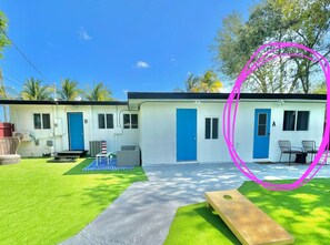 Property grounds - Boutique Studio with Enclosed yard! (Fort Lauderdale)