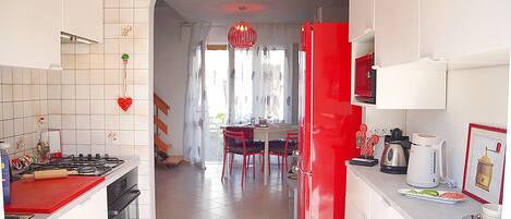 Réfrigérateur, micro-ondes, four, plaque de cuisson