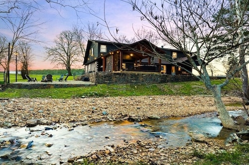 Creekside Ranch - Big Yard, Hot Tub, Fire Pit, Game Room, Pet-Friendly