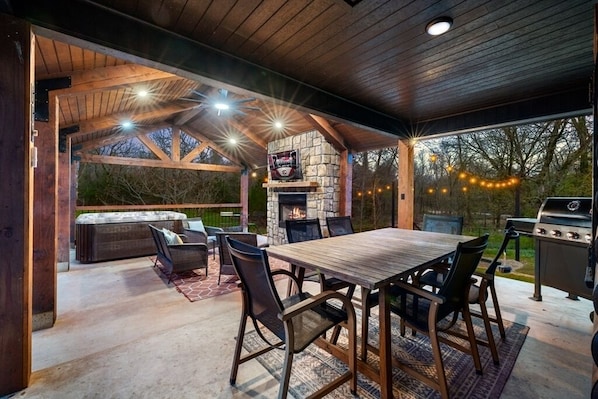 Outdoor dining - Creekside Ranch - Big Yard, Hot Tub, Fire Pit, Game Room, Pet-Friendly (Broken Bow)