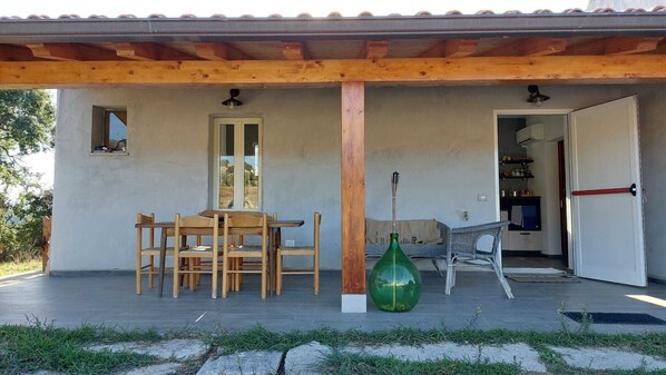 Outdoor dining - Country house in Gallura. (Luras)