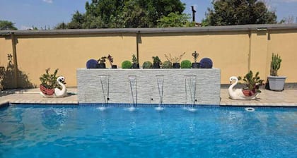 Cottage - Sleeps 4 - Pool - Near Airport