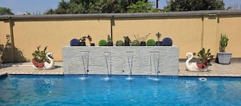 Cottage - Sleeps 4 - Pool - Near Airport