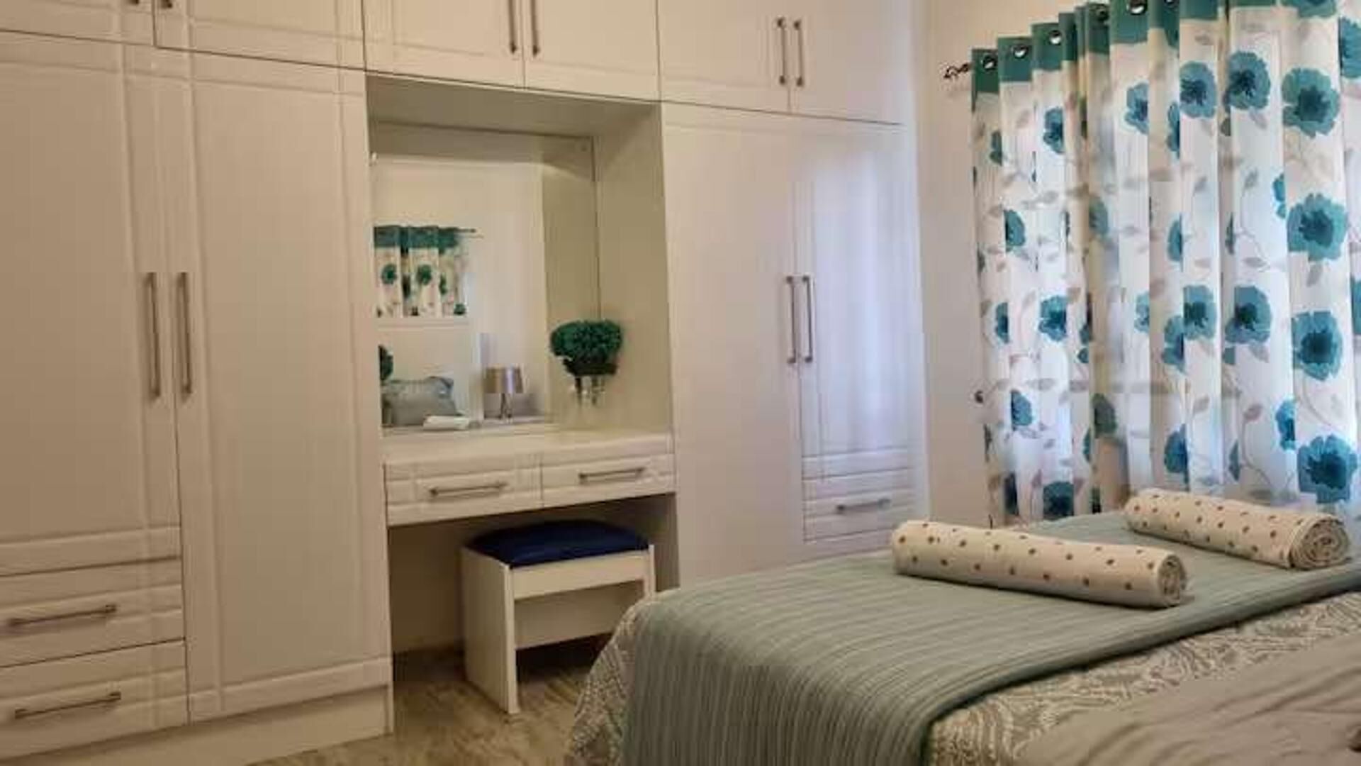 2 室のベッドルーム、アイロン / アイロン台、WiFi (無料)、ベッドシーツ