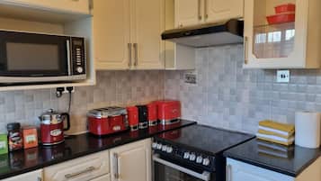 Cottage | Private kitchen | Fridge, microwave, oven, stovetop