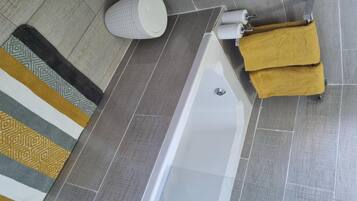 Cottage | Salle de bain | Ensemble douche/baignoire, baignoire relaxante profonde