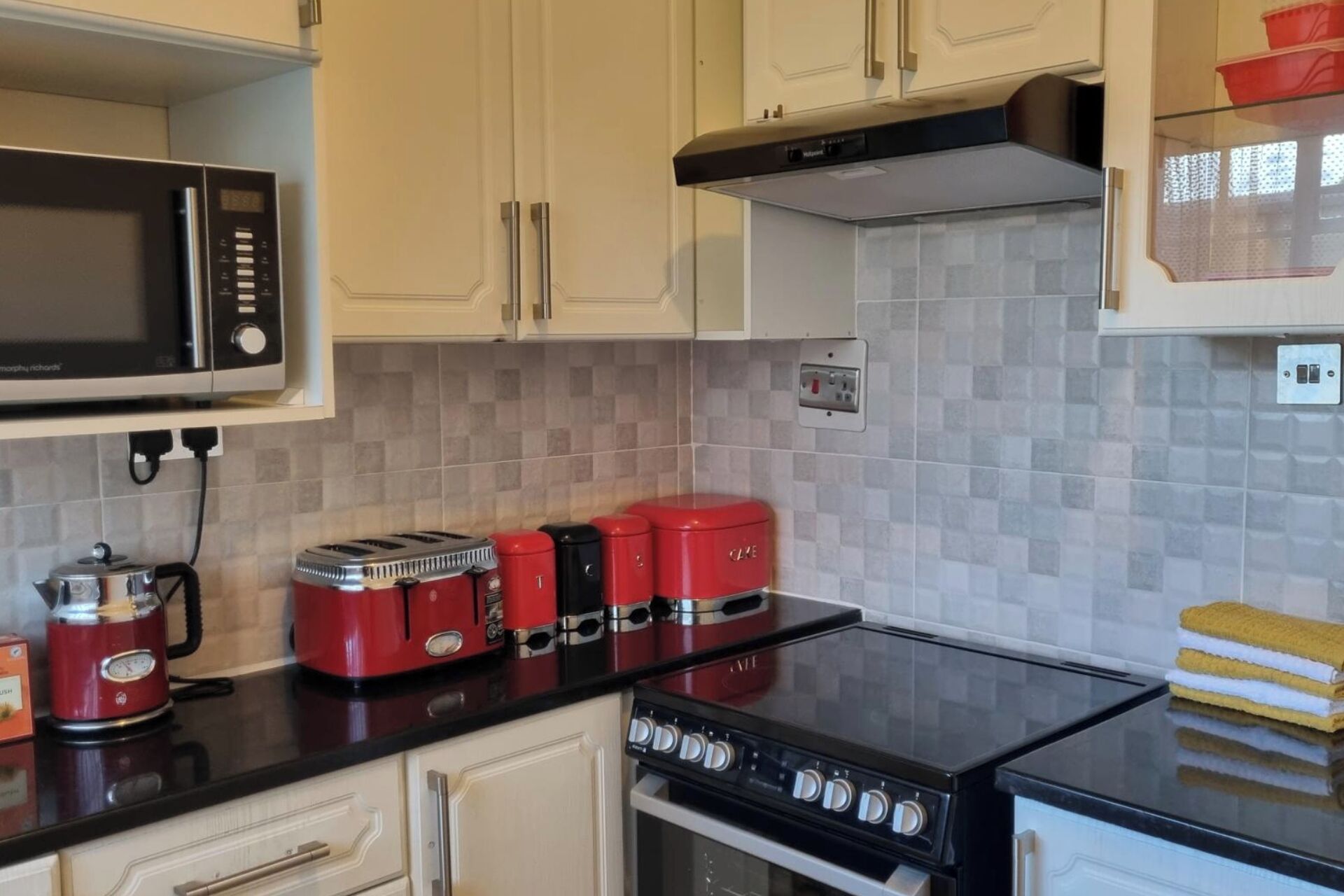 Refrigerador, microondas, horno y parrilla de estufa 