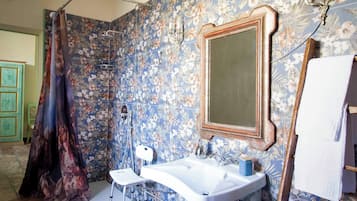Exclusive-Doppel- oder -Zweibettzimmer | Badezimmer | Dusche, Regendusche, Haartrockner, Bademäntel