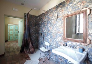 Quarto casal ou duplo exclusivo | Banheiro | Chuveiro, chuveiro com efeito de chuva, secador de cabelo