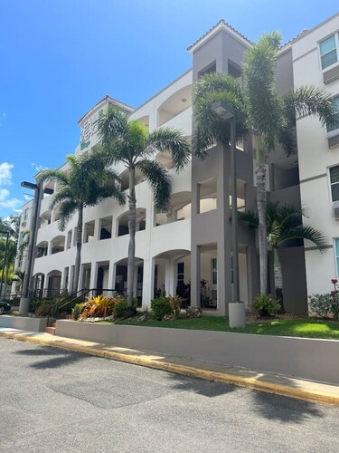 Lovely 2 bedroom condo with pool and beach access