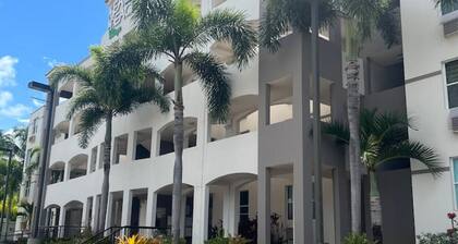 Lovely 2 bedroom condo with pool and beach access