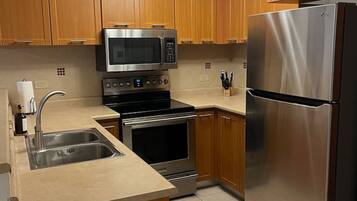 Fridge, microwave, oven, stovetop