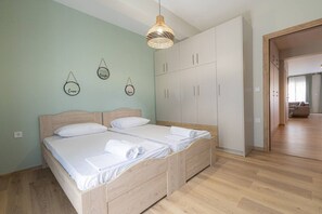 2 bedrooms, iron/ironing board, WiFi, bed sheets