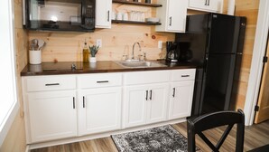 Full-sized fridge, microwave, stovetop, toaster - Hartman Center Campground  (Milroy)