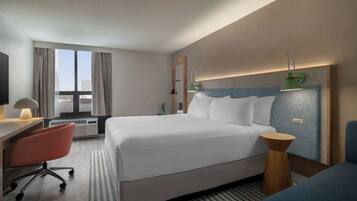 Een bureau, een laptopwerkplek, gratis wifi, beddengoed