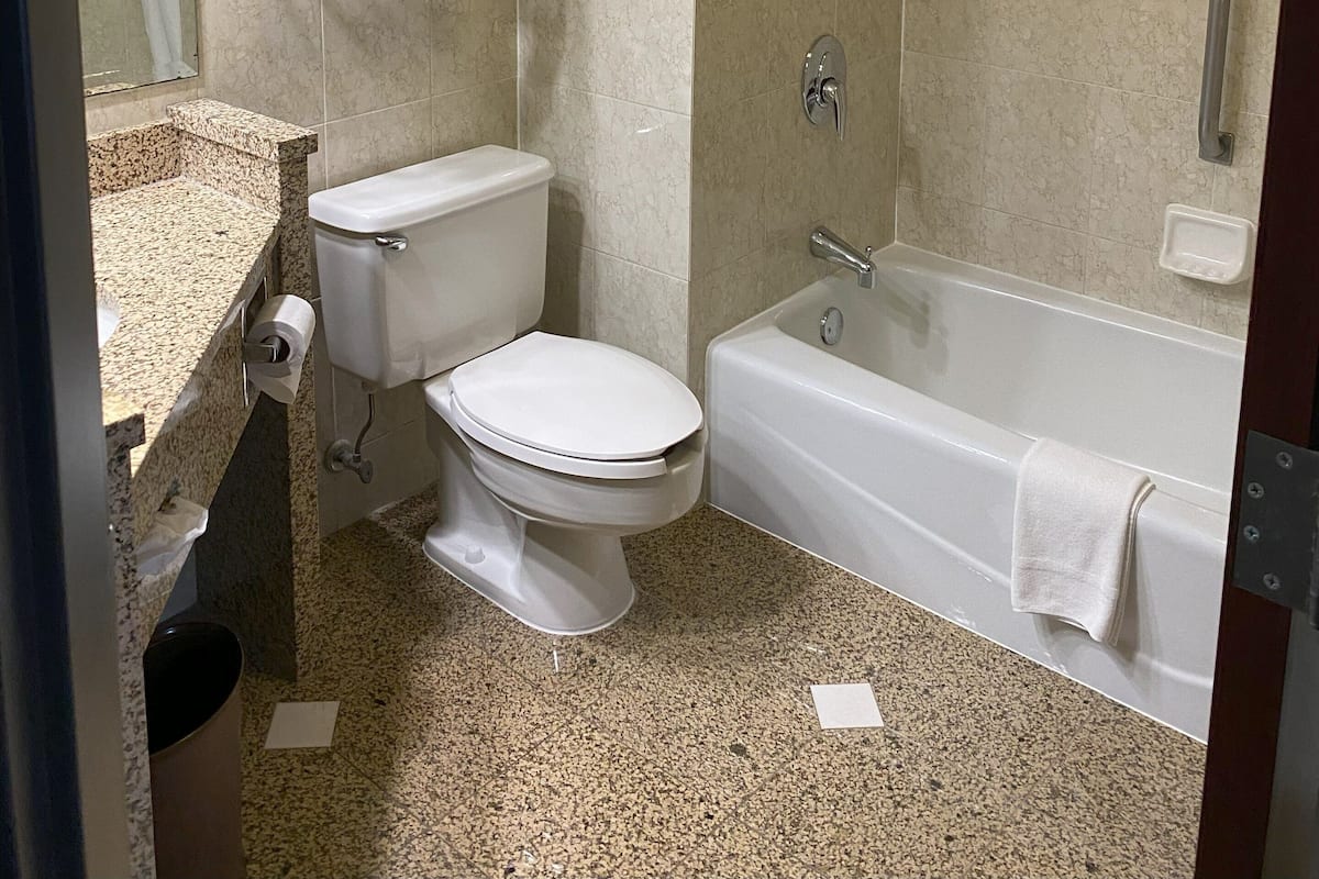 Combined shower/tub, towels