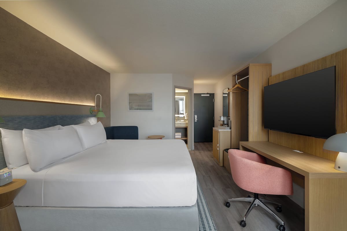 Rom – standard, 1 kingsize-seng | Skrivebord, skrivebord for bærbar PC, wi-fi (inkludert) og sengetøy