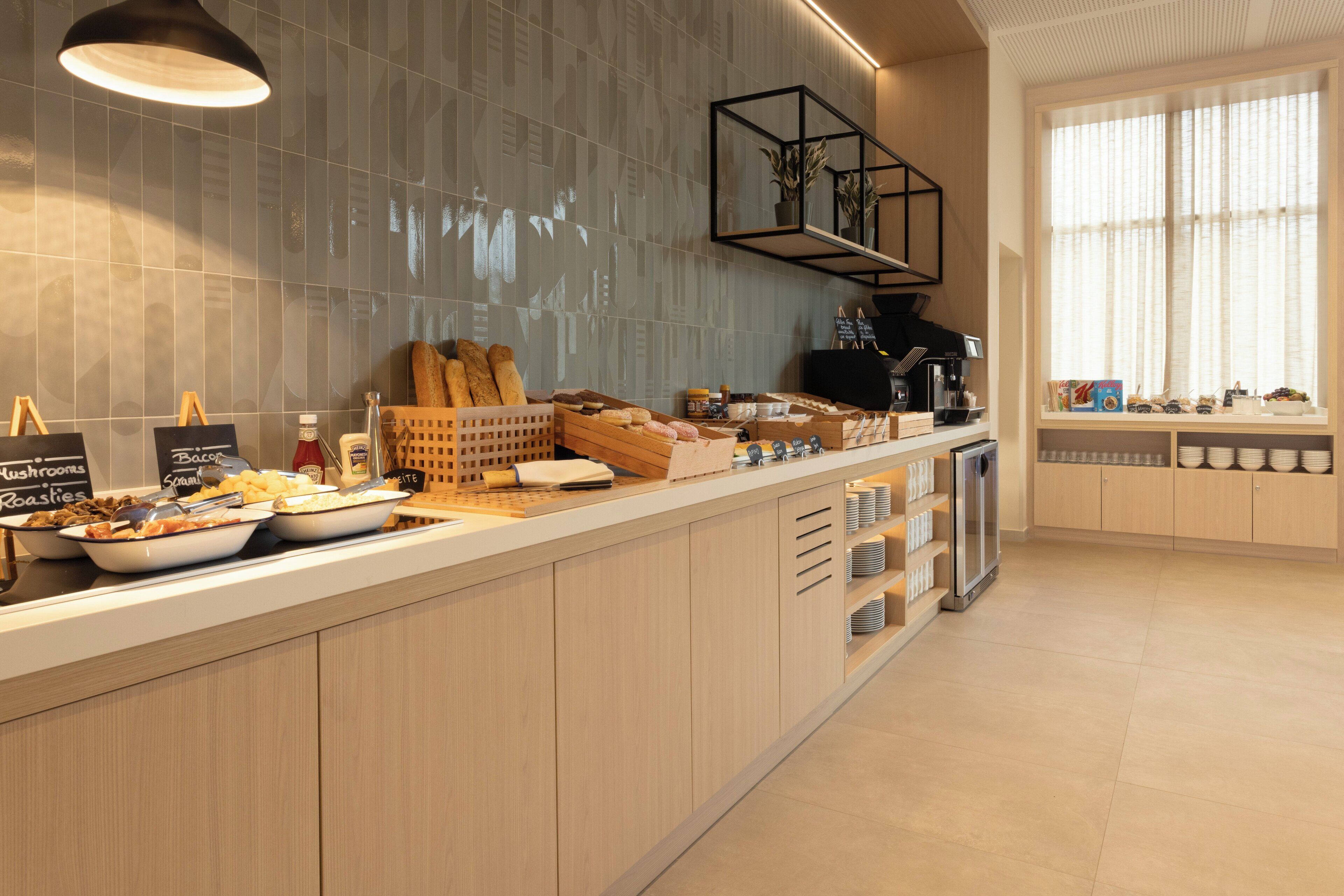 Una cocina moderna con una mesa de buffet, que incluye diferentes alimentos y una estación de café.