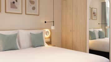 Een moderne hotelkamer met een groot bed, een kledingkast en een spiegel.