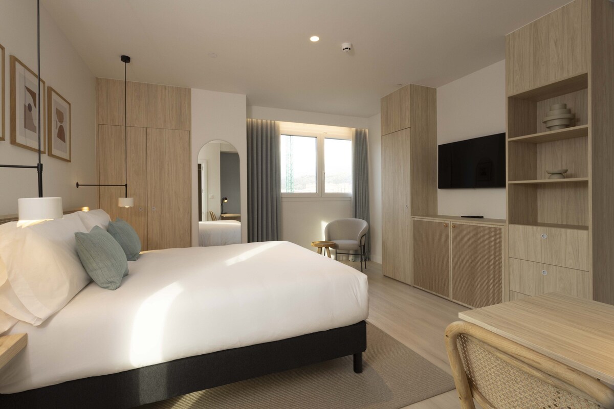 Studiosuite, 1 queensize-seng, kjøkken | Sengetøy av topp kvalitet, dundyner, safe på rommet og skrivebord