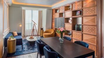 Suite, 1 kingsize-seng (Observatory) | Sengetøy av topp kvalitet, minibar, safe på rommet og skrivebord