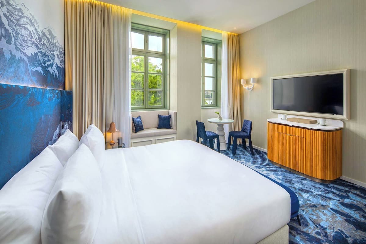 1 bedroom, premium bedding, minibar, in-room safe