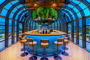 2 bares o lounges 