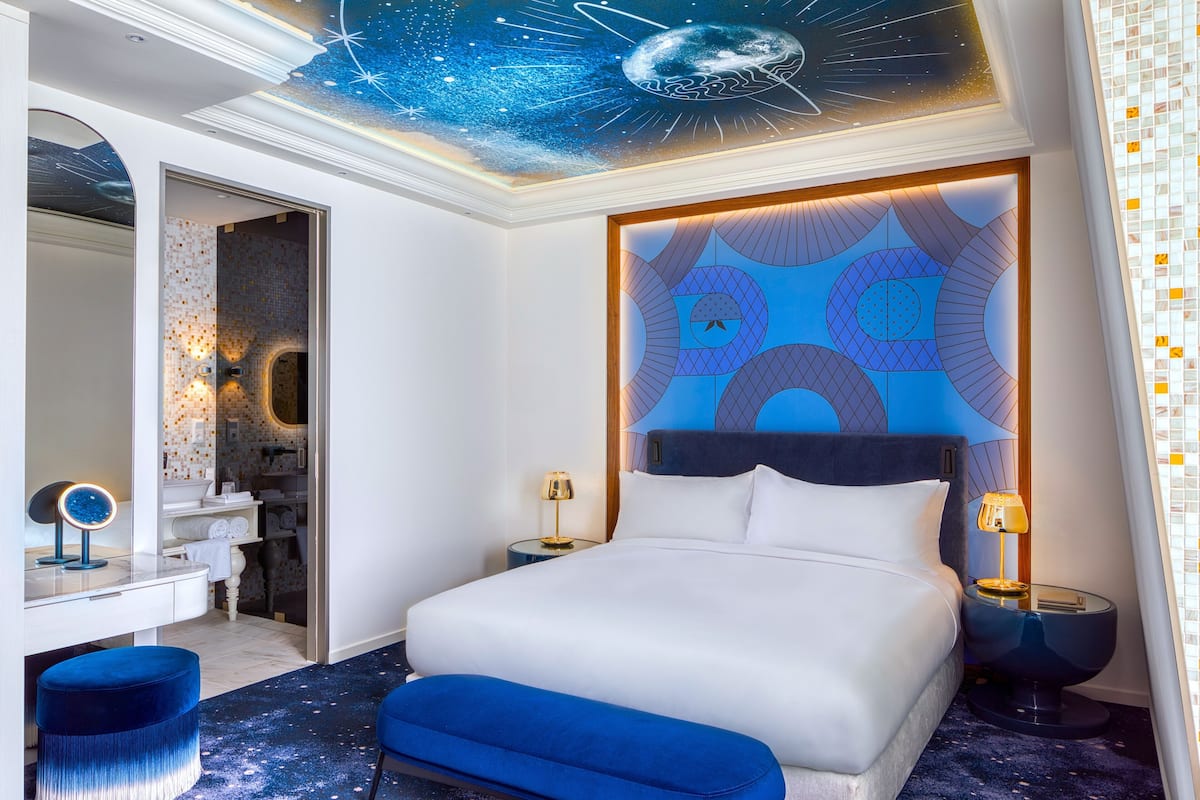 Suíte, 1 cama King (Cosmos) | Roupas de cama premium, frigobar, cofres nos quartos, escrivaninha