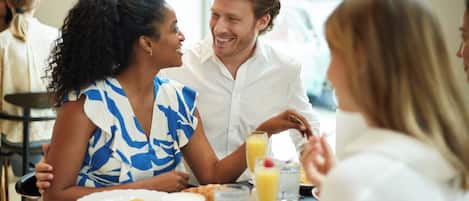 Tägliches Frühstücksbuffet gegen Gebühr