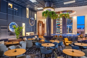 2 bars/lounges