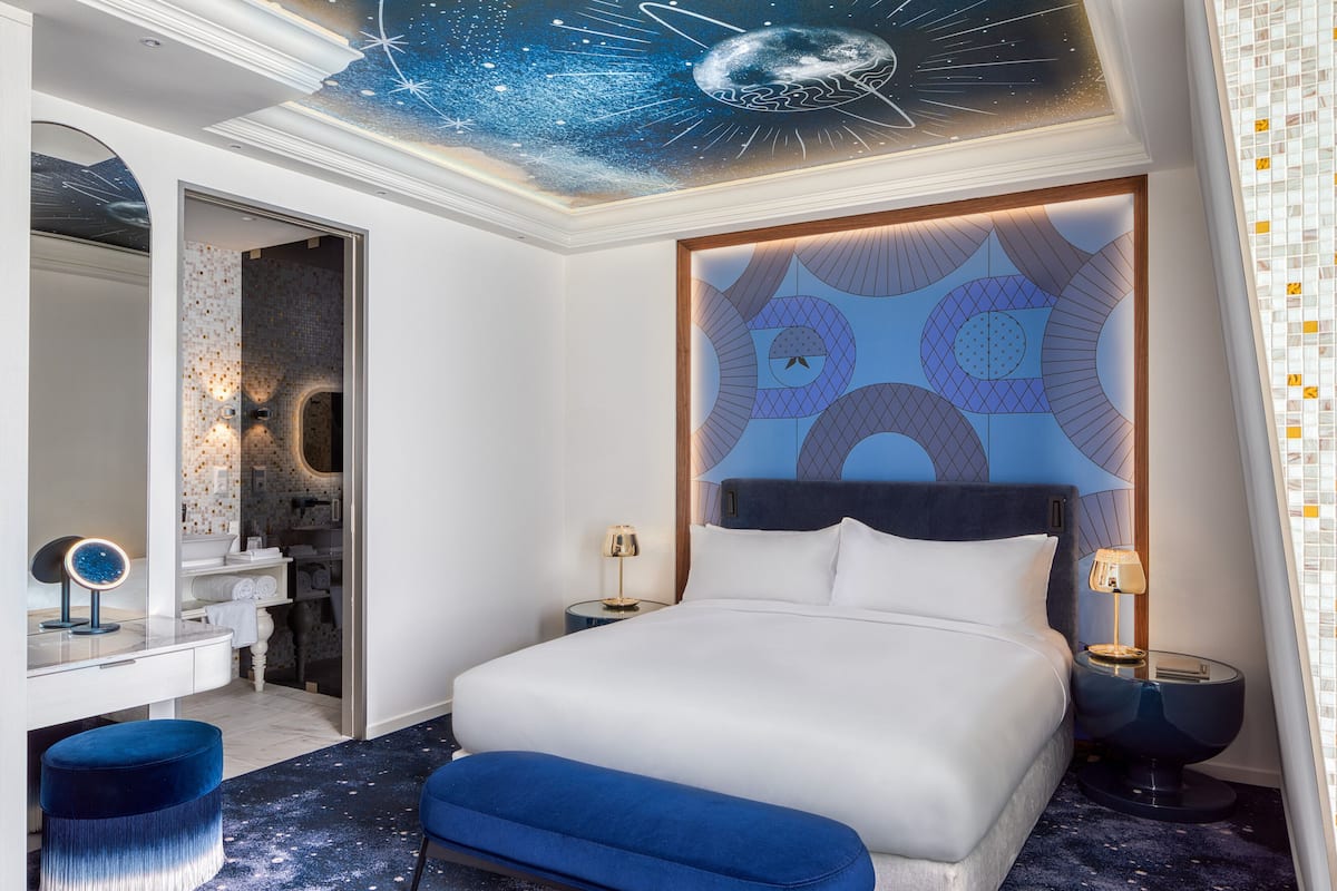 Phòng Suite, 1 giường cỡ king (Cosmos) | Bộ đồ giường cao cấp, minibar, két bảo mật tại phòng, bàn
