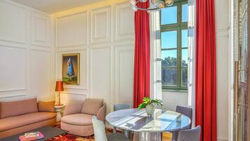 Premium bedding, minibar, in-room safe, desk