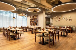 Desayuno buffet diario (EUR 12.5 por persona)