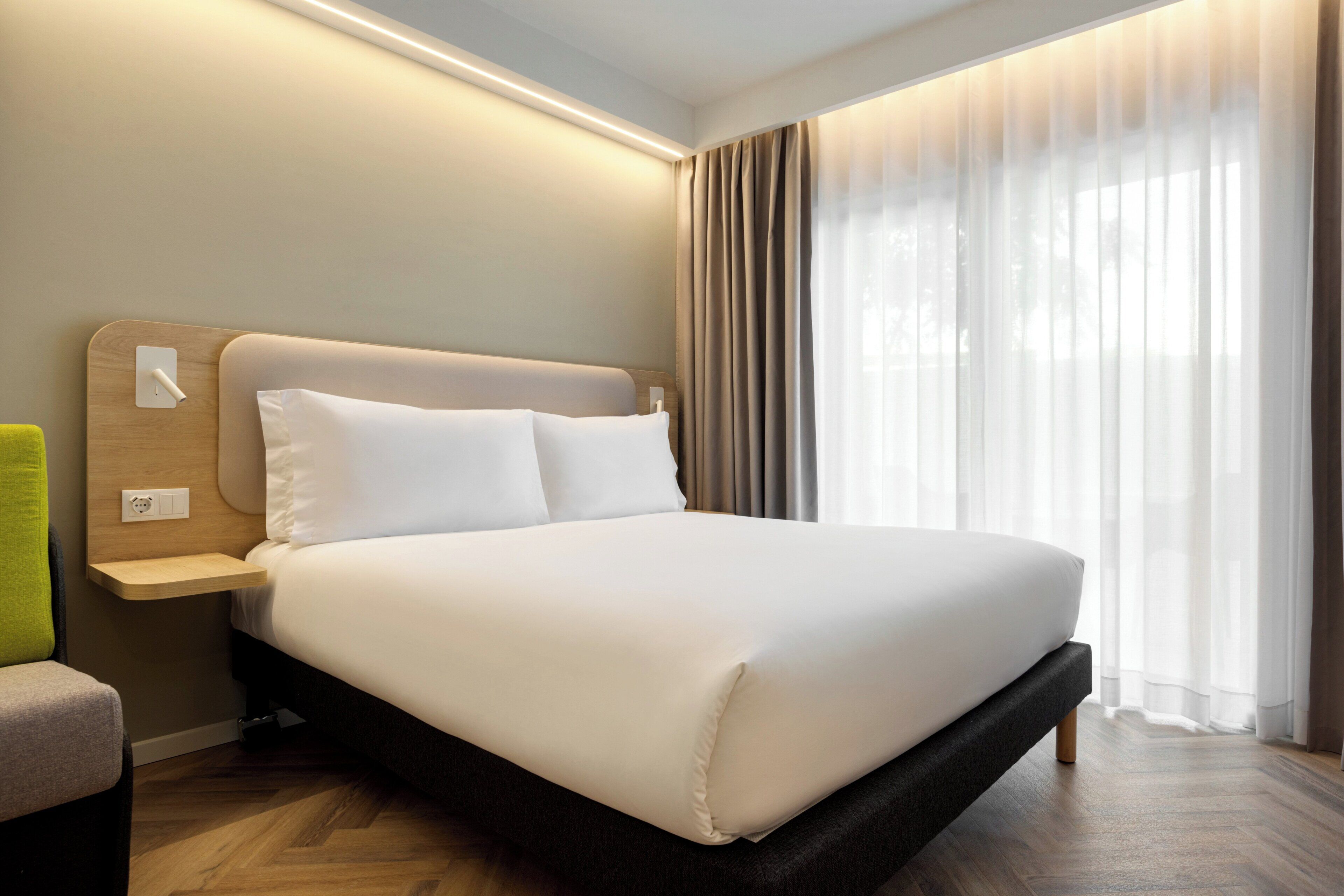 Soundproofing, free WiFi, bed sheets