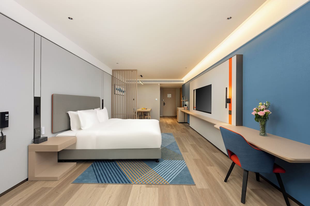 标准房, 1 张特大床, 河景 (Extra Floor Space) | 高档床上用品、羽绒被、迷你吧、办公桌