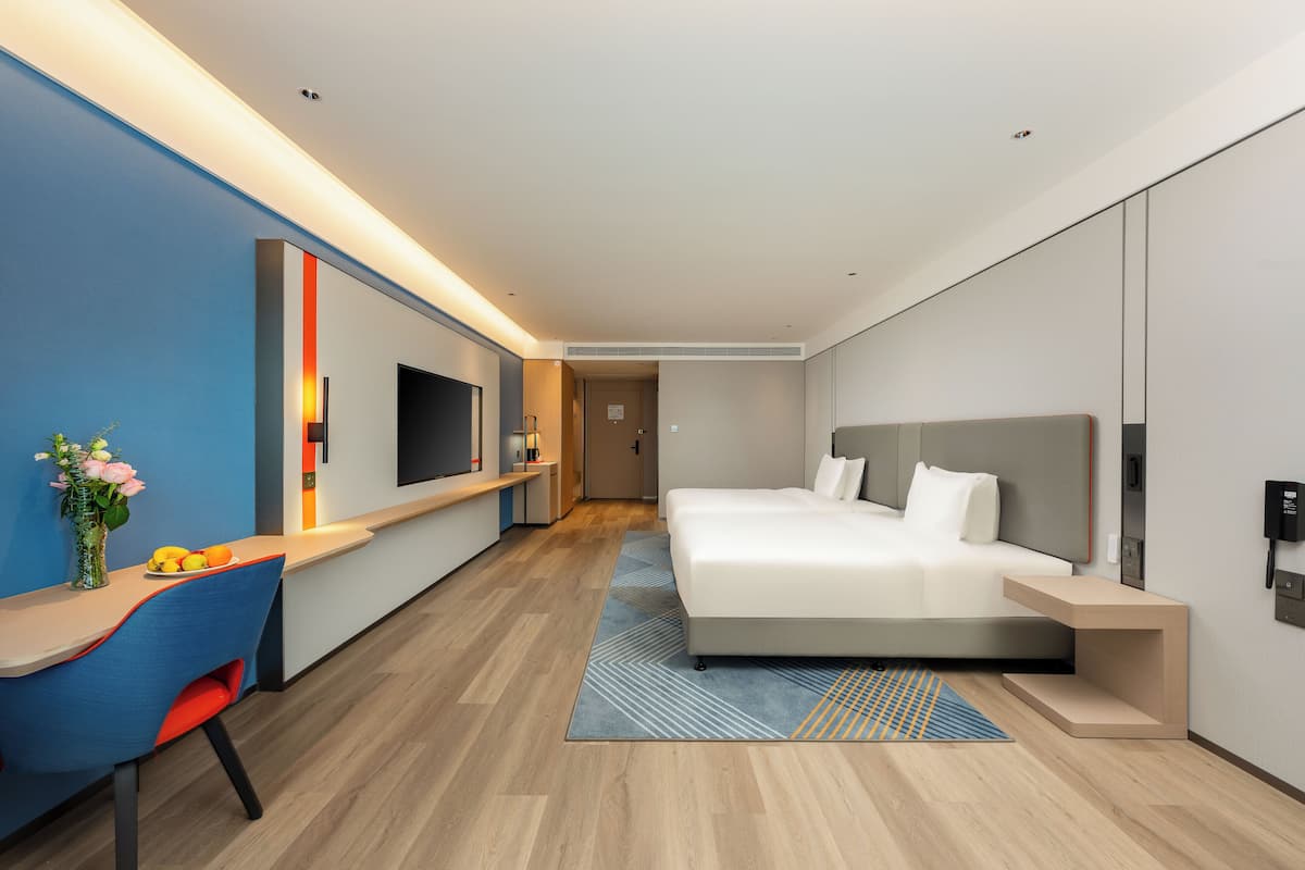 Premium bedding, down duvets, minibar, desk