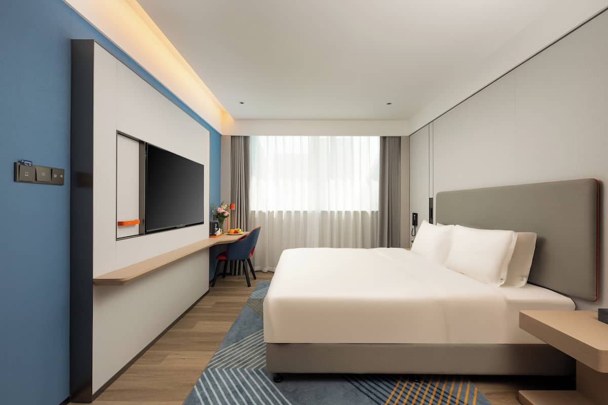 Premium bedding, down duvets, minibar, desk