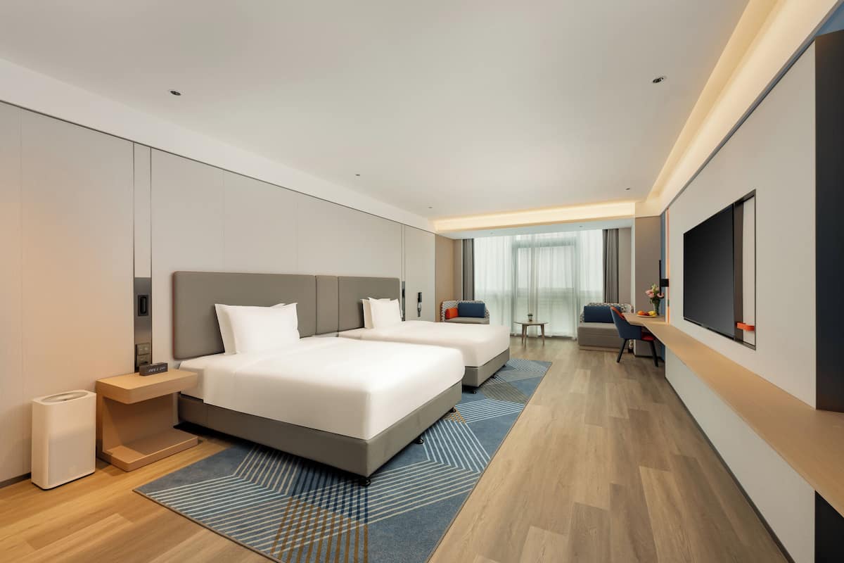 Premium bedding, down duvets, minibar, desk