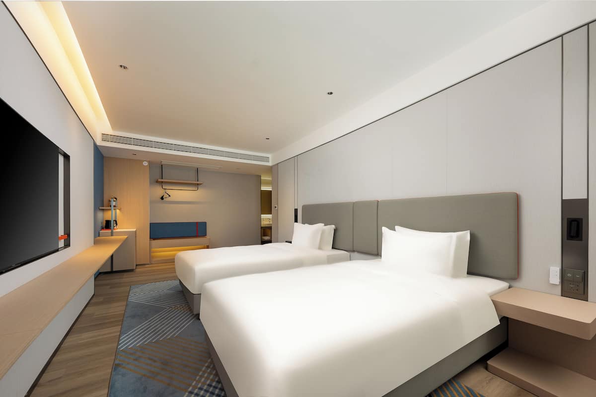 Premium bedding, down duvets, minibar, desk