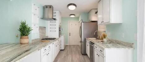 Kylskåp, mikrovågsugn, ugn och spishäll