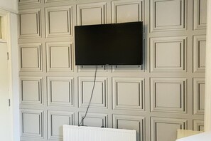 Interior - Bustling Western Apartment (London)