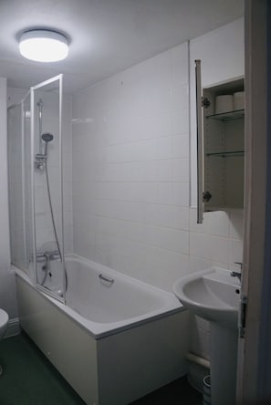 Apartamento | Banheiro | Chuveiro/banheira combinados, banheira de imersão