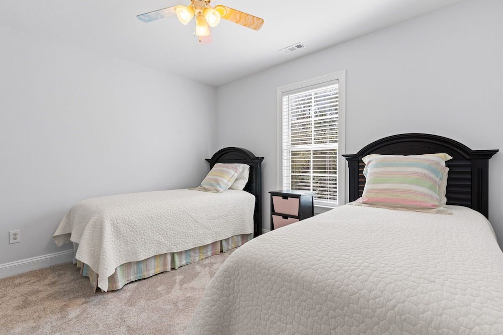 NEW 2 miles from Holden Beach Dog Friendly, Family Friendly Sandy Feet