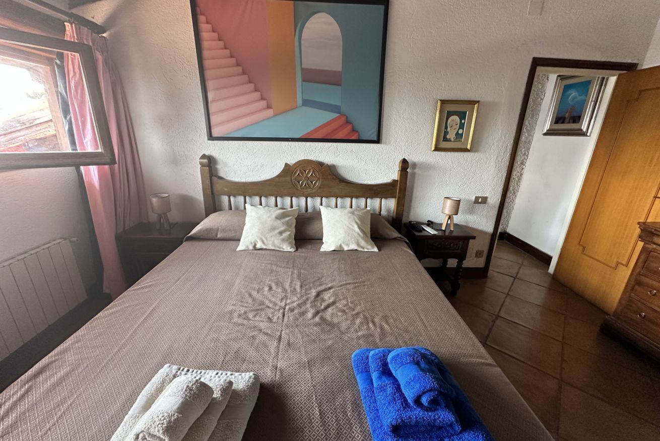 4 bedrooms, bed sheets