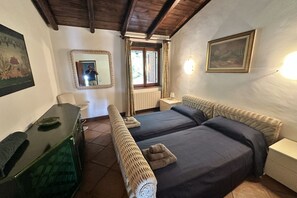 4 bedrooms, bed sheets - Tuscany, Ansedonia - Villa for 7 people with swimming pool (Ansedonia)