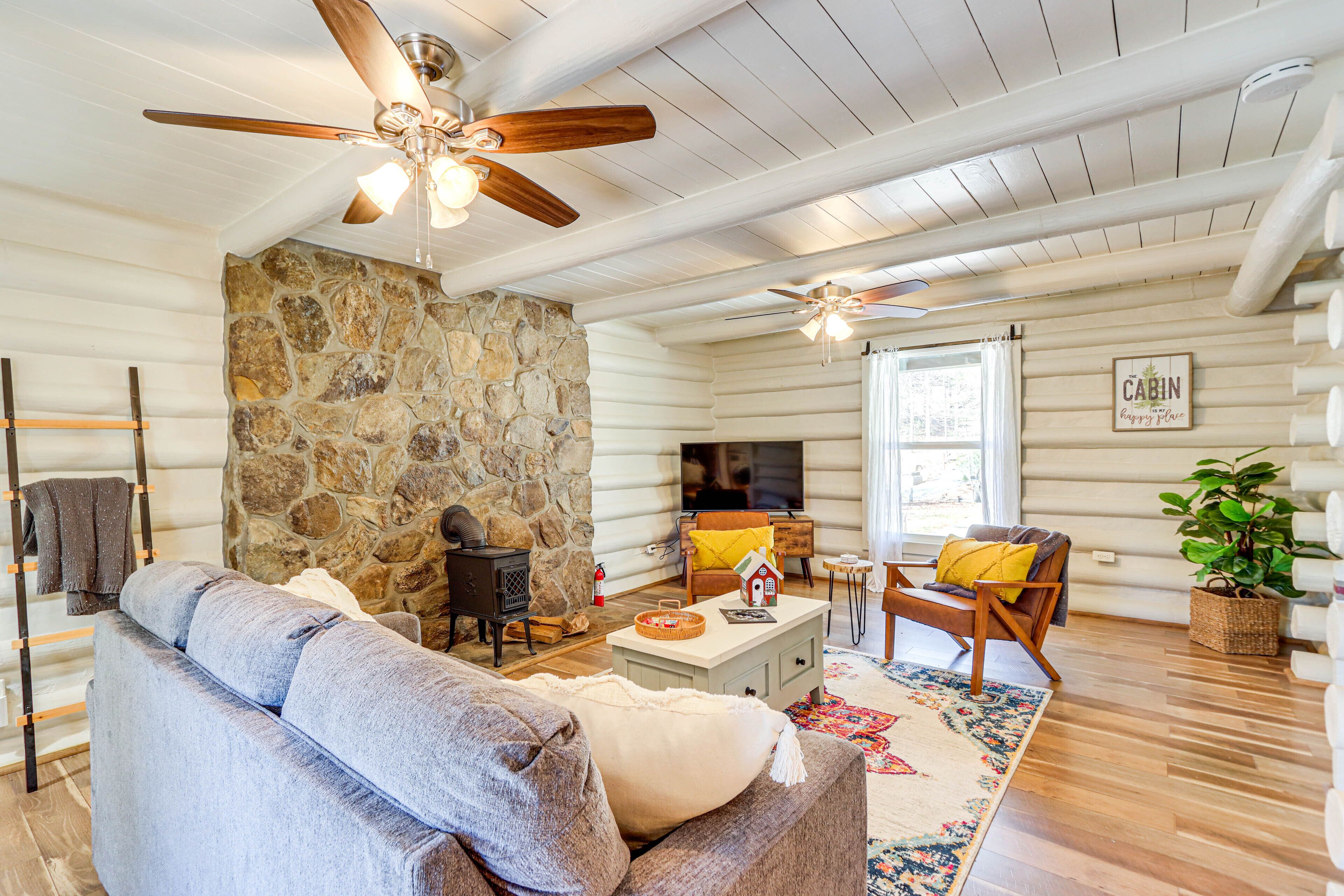 Dog-Friendly Hiawassee Cabin w/ Decks & Fire Pit!