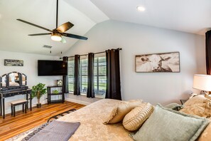 2 bedrooms, desk, travel crib, WiFi